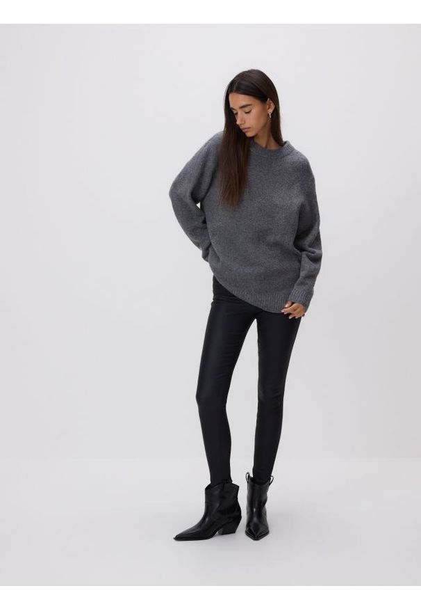 Reserved - Gładki sweter - szary. Kolor: szary. Materiał: wełna, dzianina. Wzór: gładki