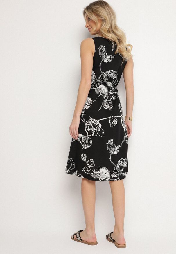 Born2be - Czarna Sukienka w Kwiaty o Rozkloszowanym Kroju z Gumką w Talii Neleldi. Okazja: na co dzień. Typ kołnierza: dekolt w serek. Kolor: czarny. Materiał: jeans. Długość rękawa: na ramiączkach. Wzór: kwiaty. Styl: casual, elegancki