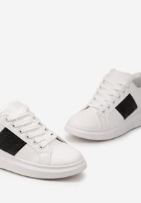 Renee - Biało-Czarne Sneakersy z Metalicznymi Wstawkami i Cyrkoniami na Grubej Podeszwie Wirela. Kolor: biały
