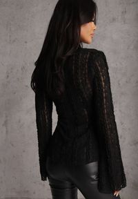 Renee - Czarna Bluzka z Koronki Ozdobiona Rozszerzanymi Rękawami Lertiola. Okazja: na co dzień. Kolor: czarny. Materiał: koronka. Wzór: aplikacja, koronka. Sezon: wiosna. Styl: casual, elegancki #2
