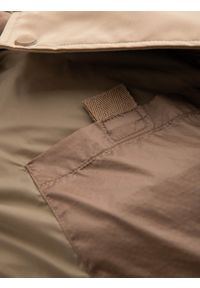 Ombre Clothing - Długa pikowana kurtka męska z dużymi kieszeniami – beżowa V2 - Rozmiar: XXL. Typ kołnierza: kaptur. Kolor: beżowy. Materiał: tkanina, poliester, materiał, syntetyk, nylon. Długość: długie. Wzór: gładki, aplikacja #9