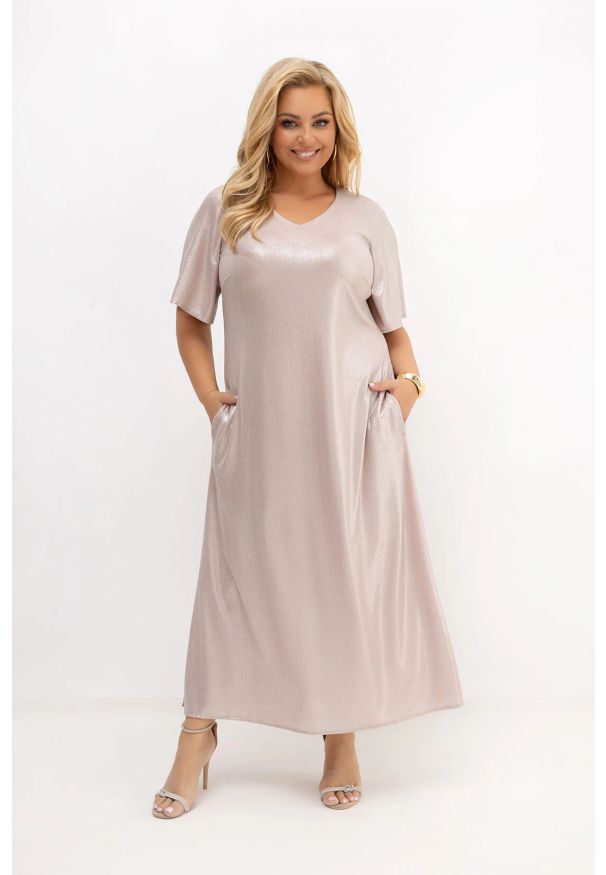 Moda Size Plus Iwanek - Wizytowa sukienka maxi Aurora szampański beż z połyskiem z lureksu na wesele PLUS SIZE OVERSIZE LATO. Okazja: na wesele, na ślub cywilny. Kolekcja: plus size. Kolor: beżowy. Materiał: poliester, tkanina, elastan, materiał. Sezon: lato. Typ sukienki: oversize, dla puszystych. Styl: wizytowy. Długość: maxi