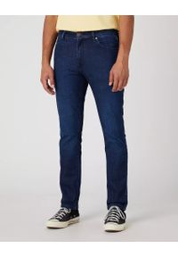 Wrangler - WRANGLER LARSTON MĘSKIE SPODNIE JEANSOWE JEANSY SOFT ROCK W18S74Y88. Styl: rockowy