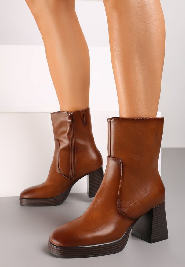 Renee - Brązowe Botki na Słupku z Lekkim Ociepleniem Irilora. Okazja: na co dzień. Kolor: brązowy. Materiał: jeans. Obcas: na słupku. Styl: elegancki, casual
