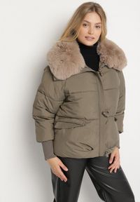 Born2be - Ciemnozielona Puchowa Kurtka Pikowana z Futrzanym Kołnierzem Lanivela. Okazja: na spotkanie biznesowe, do pracy, na co dzień. Kolekcja: plus size. Kolor: zielony. Materiał: puch, futro. Styl: biznesowy, casual