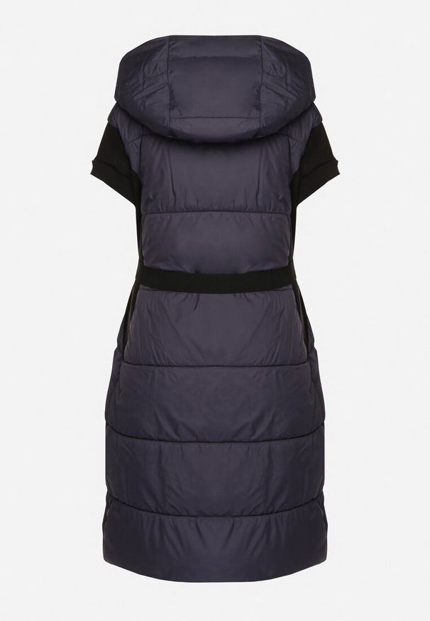 Born2be - Granatowa Długa Kopertowa Pikowana Kamizelka z Łączonych Materiałów z Kapturem Nerins. Okazja: na co dzień. Typ kołnierza: kaptur. Kolor: niebieski. Materiał: materiał. Długość: długie. Styl: casual, sportowy