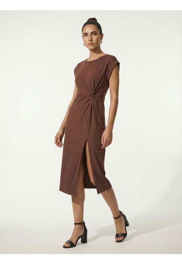 Sinsay - Sukienka midi z ozdobnym marszczeniem z domieszką wiskozy - brązowy. Kolor: brązowy. Materiał: wiskoza. Długość: midi