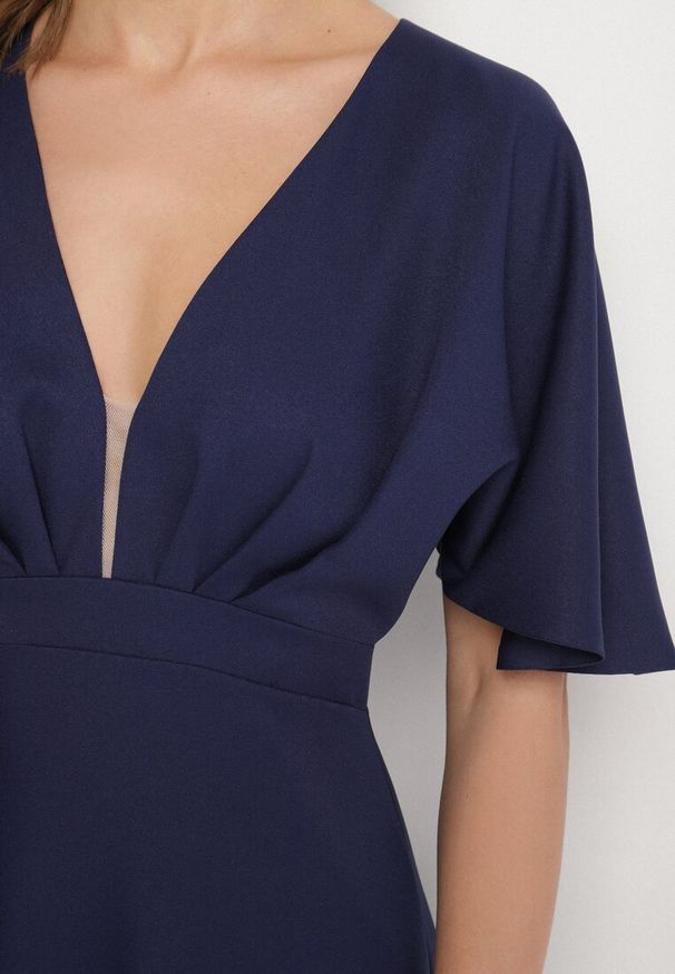 Born2be - Granatowa Koktajlowa Sukienka Vices o Asymetrycznym Kroju z Falbanką Finexia. Okazja: na wesele, na ślub cywilny, na imprezę. Kolor: niebieski. Wzór: aplikacja. Typ sukienki: asymetryczne. Styl: wizytowy