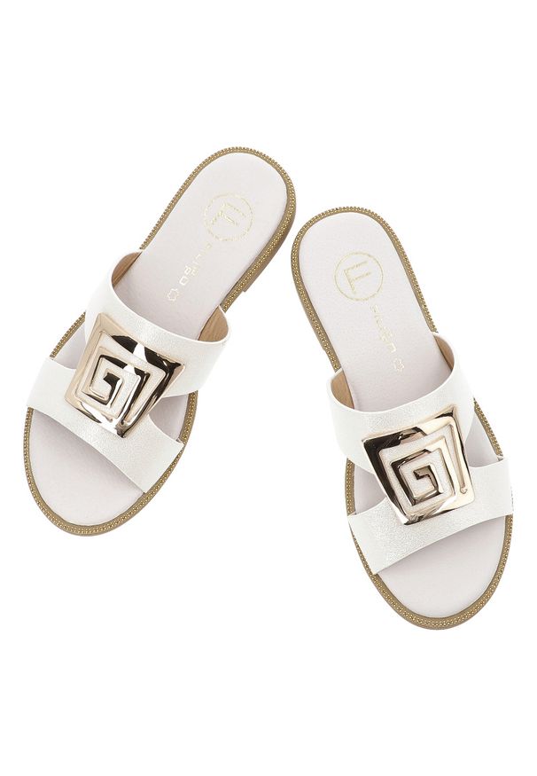 Białe Klapki Filippo Płaskie Obuwie Damskie Z Broszką. Okazja: na spacer. Kolor: biały. Wzór: aplikacja. Sezon: lato. Obcas: na płaskiej podeszwie. Styl: klasyczny, wakacyjny, elegancki