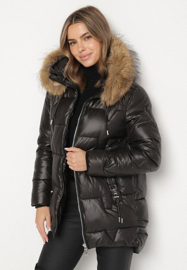 Born2be - Czarna Pikowana Kurtka z Kapturem z Odpinanym Futerkiem Galiara. Okazja: na co dzień, na spacer. Typ kołnierza: kaptur. Kolor: czarny. Materiał: futro. Styl: casual, elegancki