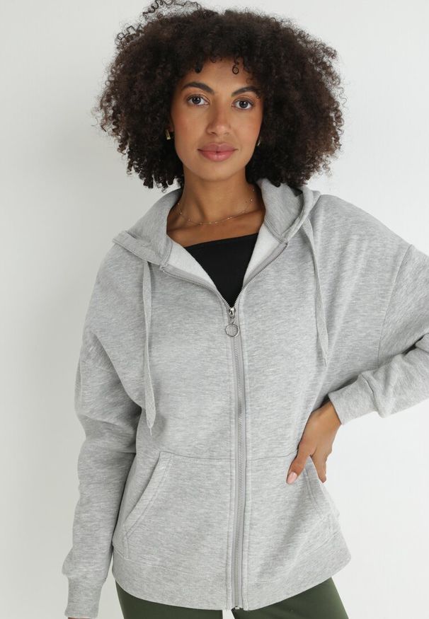 Born2be - Szara Bluza z Kapturem i Suwakiem Oversize Hil. Typ kołnierza: kaptur. Kolor: szary. Materiał: polar, dzianina. Długość rękawa: długi rękaw. Długość: długie. Styl: sportowy