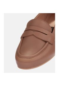 Marco Shoes Loafersy ze skórzaną ozdobą beżowy. Kolor: beżowy. Materiał: skóra. Wzór: aplikacja #10