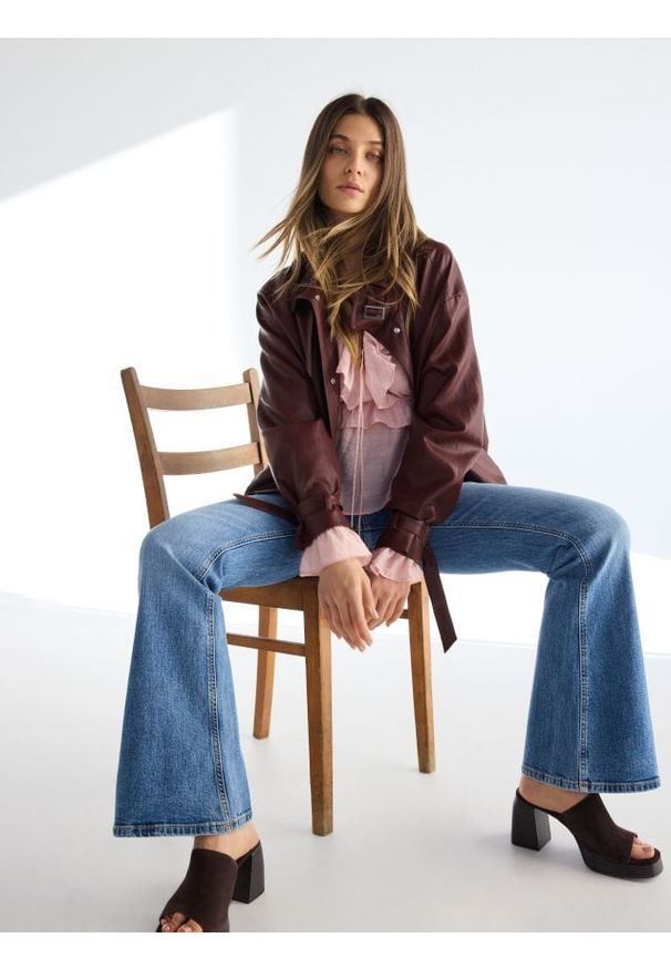 Reserved - Jeansy flare z niskim stanem - niebieski. Stan: obniżony. Kolor: niebieski