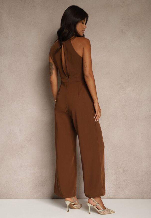 Renee - Brązowy Kombinezon Wide Leg z Ozdobnym Wiązaniem przy Szyi Silelia. Okazja: na co dzień. Kolor: brązowy. Długość rękawa: bez rękawów. Styl: klasyczny, elegancki, casual