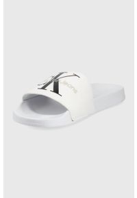 Calvin Klein Jeans klapki damskie kolor biały. Kolor: biały. Materiał: materiał, włókno, guma. Wzór: nadruk #2