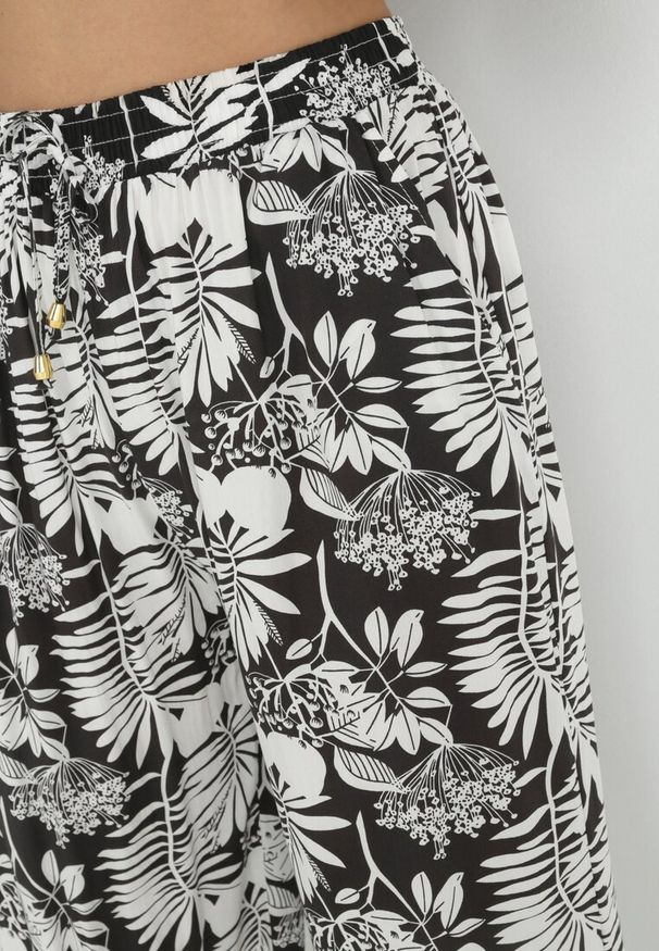 Born2be - Czarne Spodnie w Kwiaty z Wiskozy Eleanie. Kolor: czarny. Materiał: wiskoza. Wzór: kwiaty. Styl: elegancki