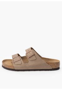 Birkenstock - Klapki męskie BIRKENSTOCK ARIZONA LEOI TABACCO BROWN. Okazja: na co dzień, do pracy, na spacer. Kolor: brązowy. Sport: turystyka piesza