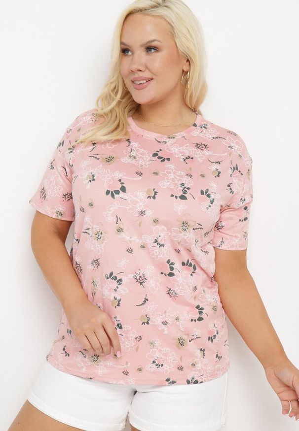 Born2be - Różowy T-shirt Koszulka z Krótkim Rękawem w Kwiaty Nleessa. Okazja: na co dzień. Kolekcja: plus size. Kolor: różowy. Materiał: jeans. Długość rękawa: krótki rękaw. Długość: krótkie. Wzór: kwiaty. Styl: elegancki, casual