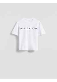 Reserved - T-shirt z haftowanym napisem - biały. Kolor: biały. Materiał: bawełna. Wzór: haft, napisy
