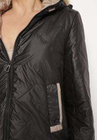 Born2be - Czarna Kurtka Pikowana z Odpinanym Kapturem i Ściągaczami po Bokach Nusarianis. Okazja: na co dzień, na spacer. Kolor: czarny. Materiał: jeans. Długość rękawa: długi rękaw. Długość: długie. Styl: casual, elegancki #3