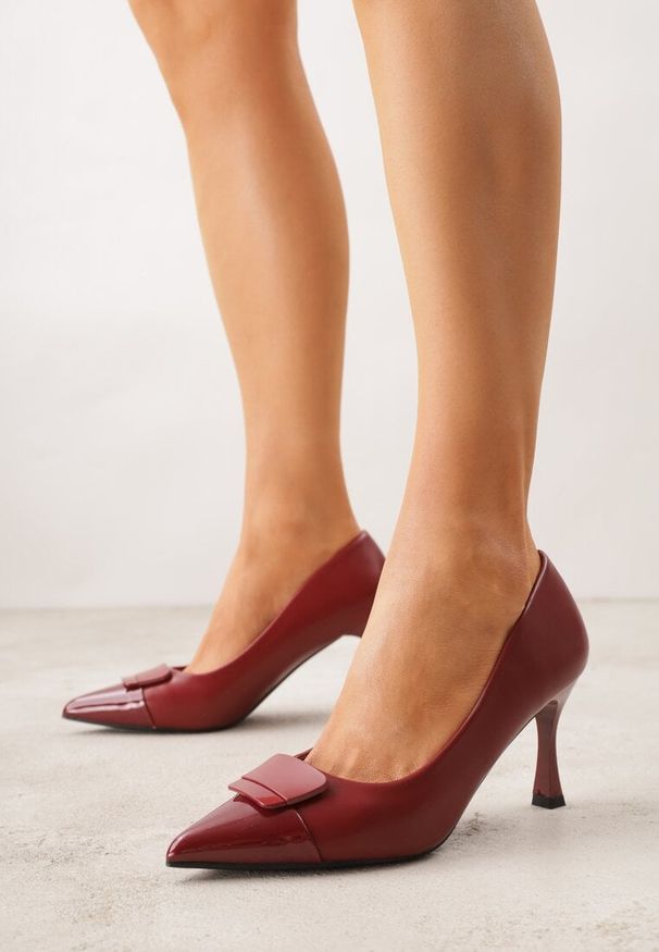 Born2be - Czerwone Szpilki Ozdobione z Geometryczną Aplikacją Lysastos. Okazja: na co dzień. Kolor: czerwony. Materiał: jeans. Wzór: geometria, aplikacja. Obcas: na szpilce. Styl: casual, elegancki, klasyczny. Wysokość obcasa: średni