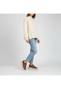 Sneakersy damskie Karino, cholewka ze skóry naturalnej gładkiej minimalistyczna forma klasyczne sznurowanie masywna podeszwa zapewniająca stabilność. Okazja: na co dzień. Zapięcie: sznurówki. Kolor: brązowy. Materiał: skóra. Szerokość cholewki: normalna. Wzór: gładki. Obcas: na platformie. Styl: klasyczny #5