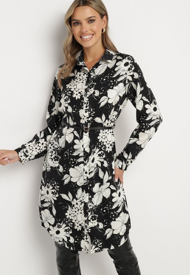 Born2be - Czarna Koszulowa Sukienka z Wiskozą w Kwiatowy Wzór z Dodatkowym Paskiem Ninira. Okazja: na co dzień, na spacer. Kolor: czarny. Materiał: wiskoza. Wzór: kwiaty. Typ sukienki: koszulowe. Styl: casual, elegancki, klasyczny