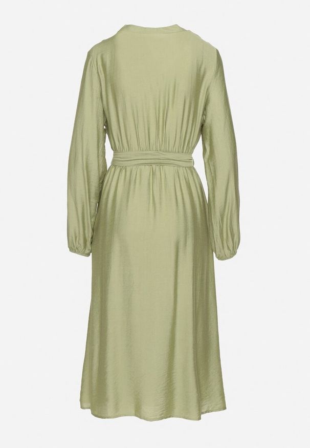 Born2be - Zielona Sukienka z Wiskozą o Rozkloszowanym Kroju z Wiązaniem i Haftem Velvania. Okazja: na co dzień. Typ kołnierza: dekolt w serek. Kolor: zielony. Materiał: wiskoza. Wzór: haft. Typ sukienki: rozkloszowane. Styl: casual