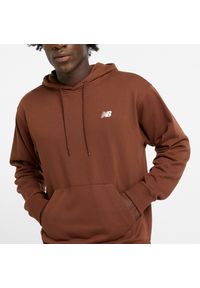 Bluza męska New Balance MT41508ROK – brązowa. Kolor: brązowy. Materiał: poliester, dresówka, bawełna, tkanina. Wzór: aplikacja #3