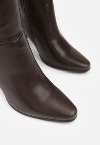 Renee - Brązowe Casualowe Kozaki na Słupku Linnariela. Okazja: na co dzień. Nosek buta: szpiczasty. Kolor: brązowy. Materiał: jeans. Obcas: na słupku. Styl: casual. Wysokość obcasa: średni #5