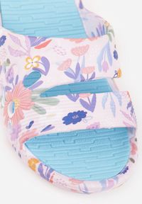 Born2be - Jasnoniebieskie Klapki Basenowe Ozdobione Wzorem w Kwiaty Thoninoe. Okazja: na plażę. Kolor: niebieski. Wzór: kwiaty, aplikacja. Sezon: lato. Styl: wakacyjny #7