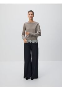 Reserved - Sweter z koronkowym zdobieniem - brązowy. Kolor: brązowy. Materiał: koronka. Wzór: aplikacja