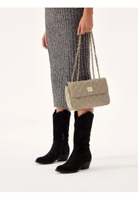 Kazar - Pikowana torebka w kolorze taupe. Wzór: aplikacja. Materiał: skórzane #7