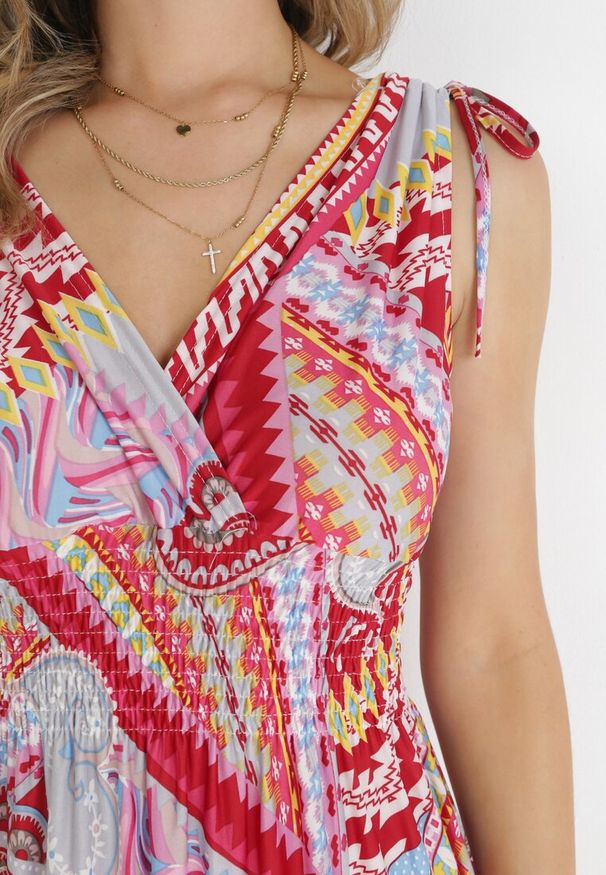 Born2be - Czerwona Wzorzysta Sukienka Mini z Gumkami w Pasie i Kopertowym Dekoltem Forro. Kolor: czerwony. Typ sukienki: kopertowe. Długość: mini