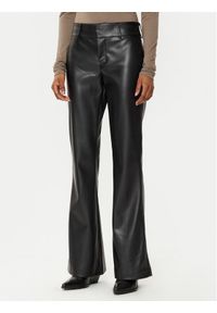 Gina Tricot Spodnie z imitacji skóry 23545 Czarny Regular Fit. Kolor: czarny. Materiał: skóra #1