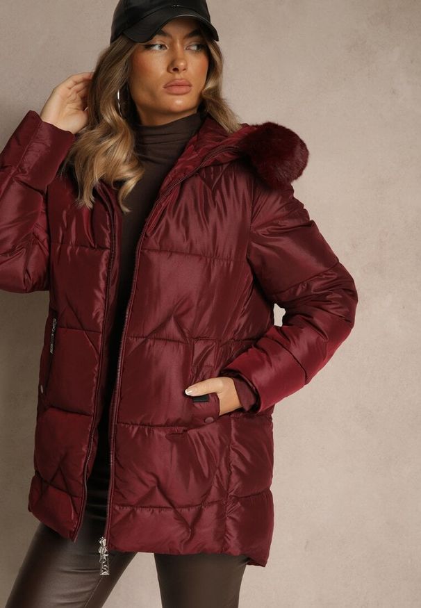 Renee - Bordowa Pudełkowa Kurtka z Pikowanymi Przeszyciami i Kapturem z Futerkiem Vebina. Typ kołnierza: golf. Kolor: czerwony. Materiał: futro. Styl: elegancki