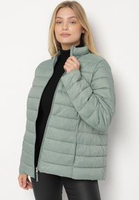 Born2be - Jasnozielona Pikowana Kurtka o Prostym Kroju z Niską Stójką Zeniva. Okazja: na co dzień, na spacer. Typ kołnierza: kołnierzyk stójkowy. Kolekcja: plus size. Kolor: zielony. Materiał: jeans, dzianina. Styl: casual #3