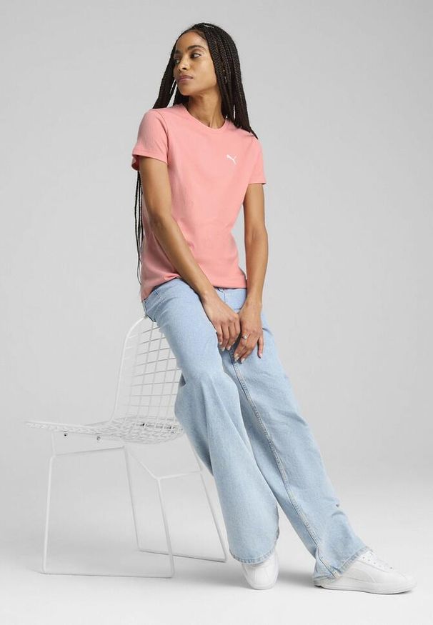 Puma - Damska koszulka prążkowana ESS ELEVATED PUMA Pink Fruit. Kolor: różowy. Materiał: prążkowany. Wzór: haft