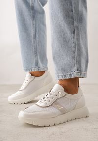 Renee - Białe Sneakersy na Platformie z Wkładką ze Skóry Naturalnej i Napisam Haidena. Okazja: na co dzień. Zapięcie: sznurówki. Kolor: biały. Materiał: skóra. Wzór: napisy. Obcas: na platformie #2
