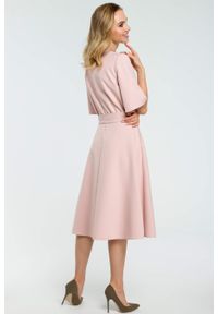 Sukienki.shop - Sukienka elegancka rozkloszowana z paskiem pudrowy róż. Okazja: na spotkanie biznesowe, do pracy, na komunię. Kolor: brązowy, różowy. Materiał: materiał, tkanina, elastan. Wzór: gładki. Typ sukienki: rozkloszowane. Styl: elegancki. Długość: midi #3