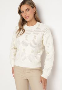 Born2be - Jasnobeżowy Sweter o Klasycznym Kroju Zdobiony Metaliczną Nitką i Perełkami Zinnariti. Okazja: na co dzień. Kolor: beżowy. Materiał: jeans. Długość rękawa: długi rękaw. Długość: długie. Wzór: aplikacja. Styl: klasyczny #6