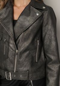 Born2be - Ciemnoszara Kurtka Ramoneska z Kieszeniami i Paskiem z Klamrą Polvila. Okazja: na co dzień. Kolor: szary. Materiał: jeans. Długość rękawa: długi rękaw. Długość: długie. Styl: klasyczny, casual, rockowy, elegancki #4