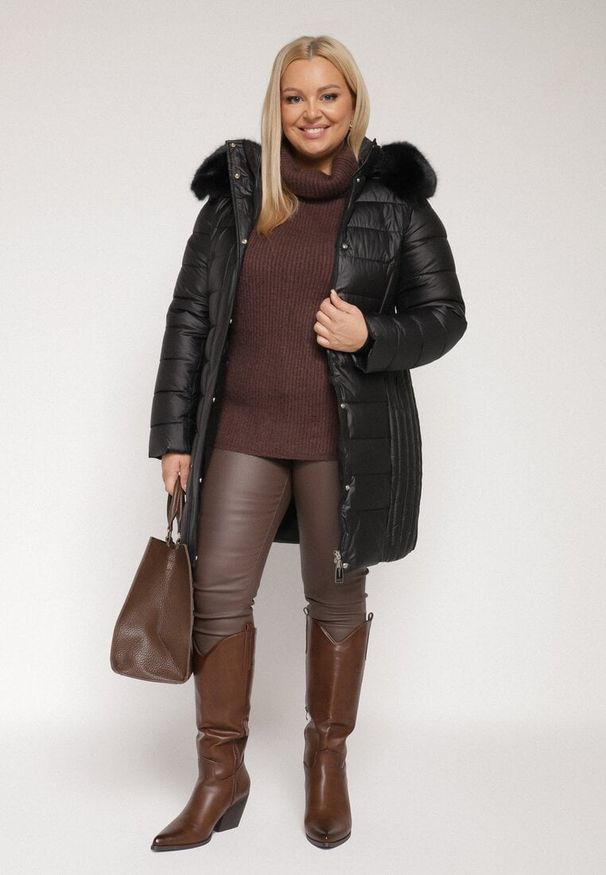 Born2be - Czarna Długa Kurtka Pikowana z Odpinanym Kapturem i Futerkiem Retelma. Okazja: na co dzień. Kolor: czarny. Materiał: futro. Długość: długie. Styl: casual