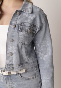Born2be - Niebieska Krótka Kurtka Jeansowa z Bawełną i Wiskozą w Kwiatowy Wzór Neanelith. Okazja: na co dzień. Kolor: niebieski. Materiał: wiskoza, jeans, bawełna. Długość: krótkie. Wzór: kwiaty. Styl: casual, elegancki #4