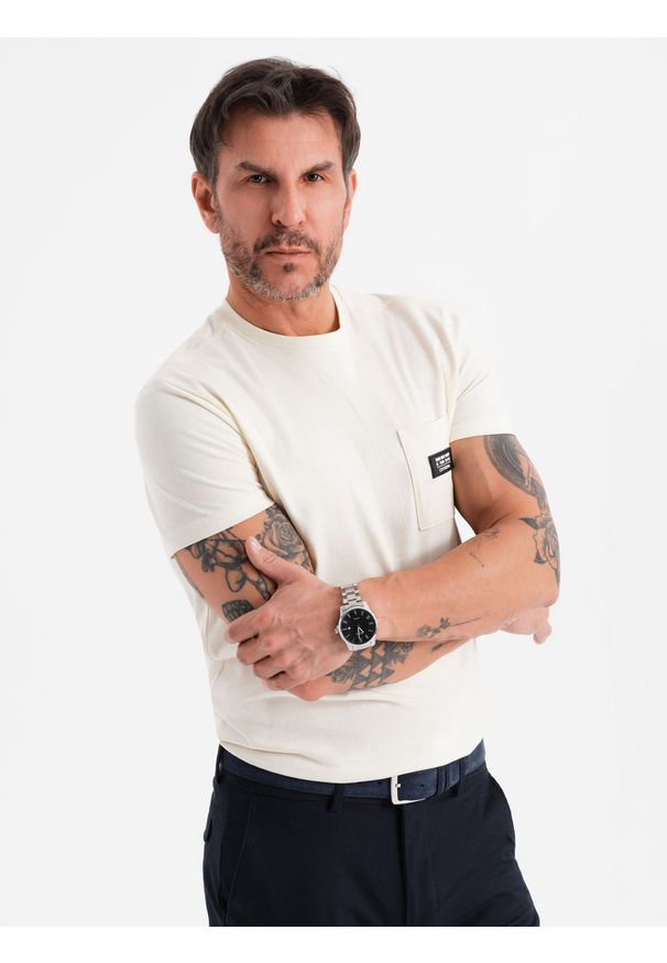 Ombre Clothing - Męski casualowy t-shirt z naszywką na kieszeni – kremowy V8. Okazja: na co dzień. Kolor: kremowy. Materiał: guma, skóra, jersey, bawełna. Wzór: aplikacja. Styl: casual