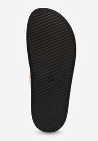 Renee - Ciemnobeżowe Klapki Ozdobione Geometrycznymi Paskami i Metaliczną Klamrą Hossei. Okazja: na co dzień. Kolor: beżowy. Materiał: jeans. Wzór: geometria, aplikacja. Styl: casual, elegancki #6