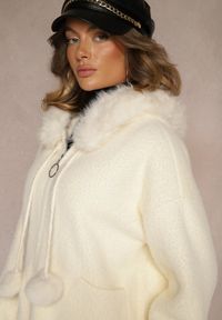 Renee - Jasnobeżowa Bluza z Wełną Wiskozą Kapturem Odpinanym Futerkiem i Pomponami Delailith. Kolor: beżowy. Materiał: wiskoza, futro, wełna. Wzór: aplikacja. Styl: elegancki
