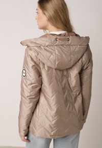 Born2be - Brązowa Przejściowa Kurtka Pikowana z Kapturem i Kieszeniami Sazia. Okazja: na co dzień. Typ kołnierza: kaptur. Kolor: brązowy. Materiał: poliester, jeans. Styl: casual, sportowy #8