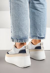 Born2be - Niebiesko-Beżowe Sneakersy na Grubej Podeszwie z Tłoczeniami Zdobione Przeszyciami Falinia. Okazja: na co dzień. Kolor: niebieski. Materiał: jeans. Wzór: aplikacja