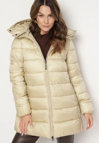 Born2be - Jasnobeżowa Kurtka Pikowana o Wydłużonym Kroju z Dwustronnym Suwakiem i Odpinanym Kapturem Naorae. Okazja: na co dzień. Kolor: beżowy. Materiał: jeans. Styl: sportowy, casual, elegancki #4